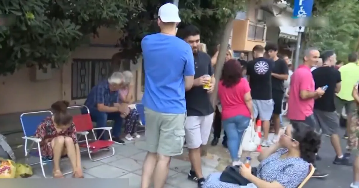 Ουρά πολιτών έξω από αστυνομικό τμήμα για ταυτότητες