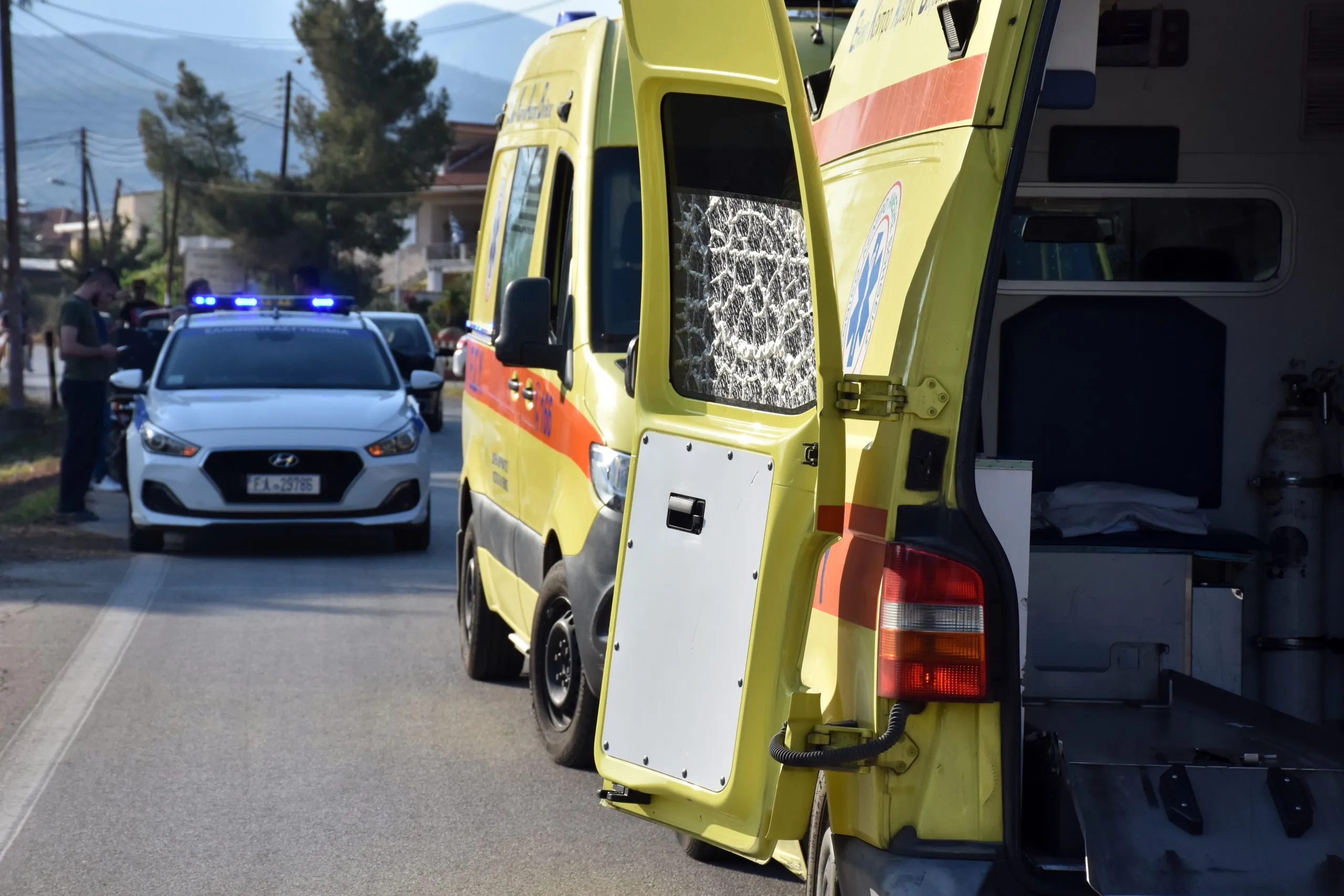 Ασθενοφόρο και αστυνομία στο σημείο τροχαίου στο Κορωπί