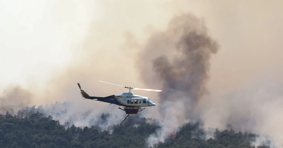 Ελικόπτερα πυρόσβεσης σε επιχείρηση κατάσβεσης πυρκαγιάς