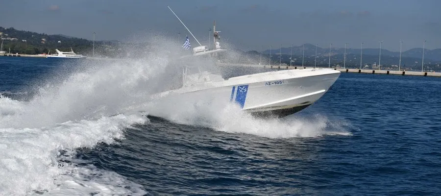 Θαλαμηγός και ιστιοφόρο σκάφος στη θάλασσα κοντά στη Λευκάδα