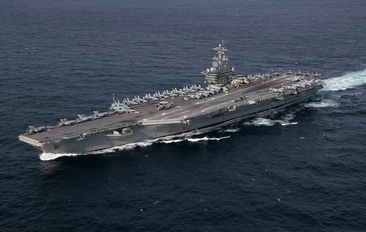 Αεροπλανοφόρο USS Abraham Lincoln στη θάλασσα