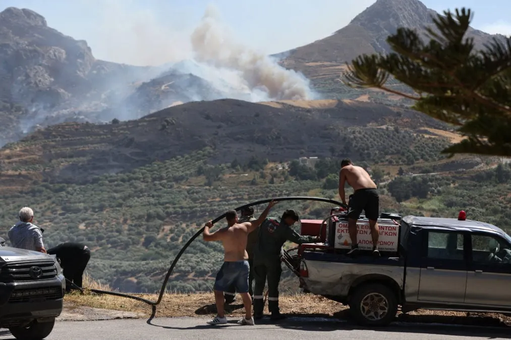 Πυρκαγιά και δίκτυο ΔΕΔΔΗΕ στην Κρύα Βρύση Ρεθύμνου