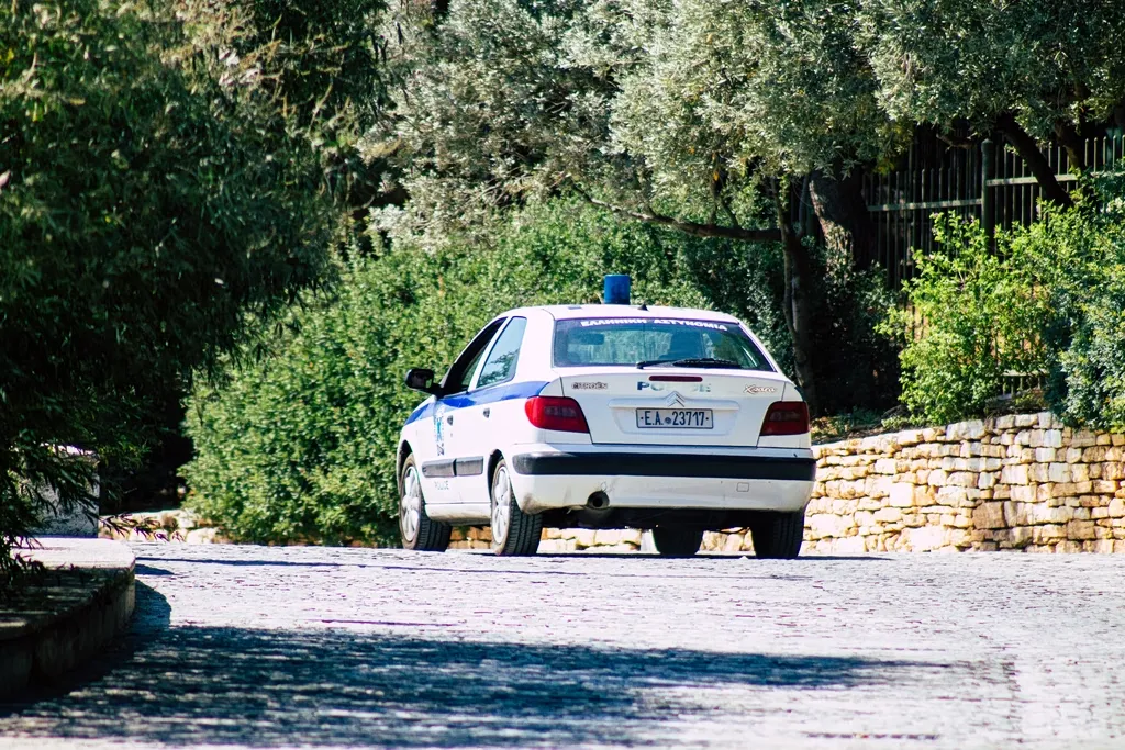Αστυνομικό περιπολικό στον Άγιο Παντελεήμονα μετά τη ληστεία