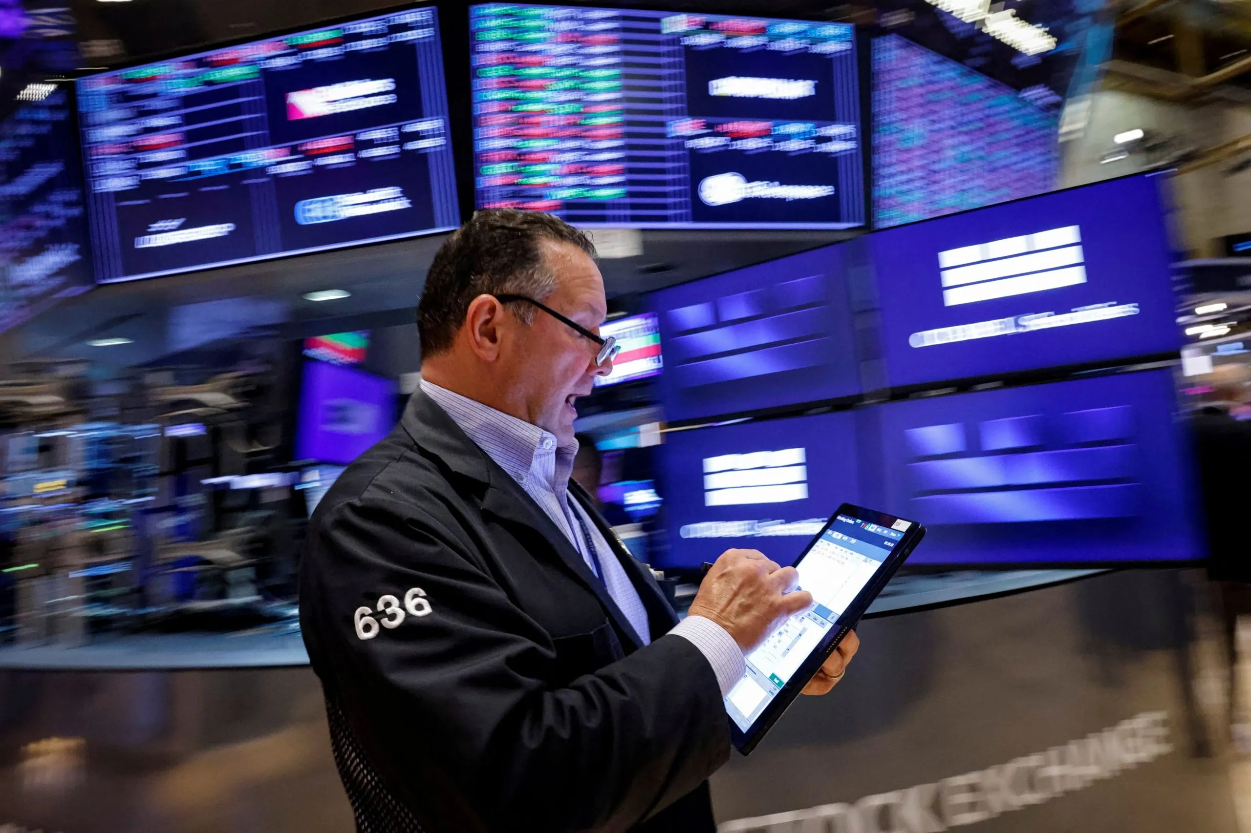 Οθόνες με δείκτες της Wall Street να καταγράφουν πτώση