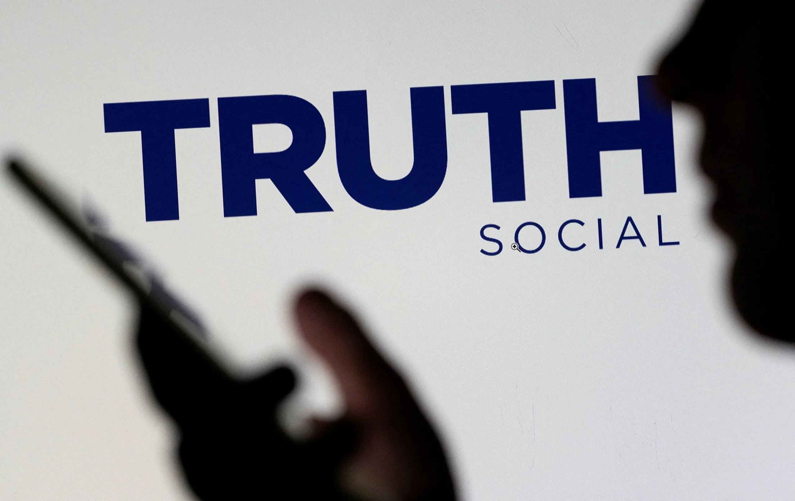 Ο Τραμπ μιλά μπροστά από λογότυπο του Truth Social