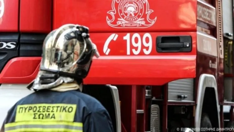 Πυροσβέστες επιχειρούν σε φωτιά στο Κοκκινόχωμα Καβάλας