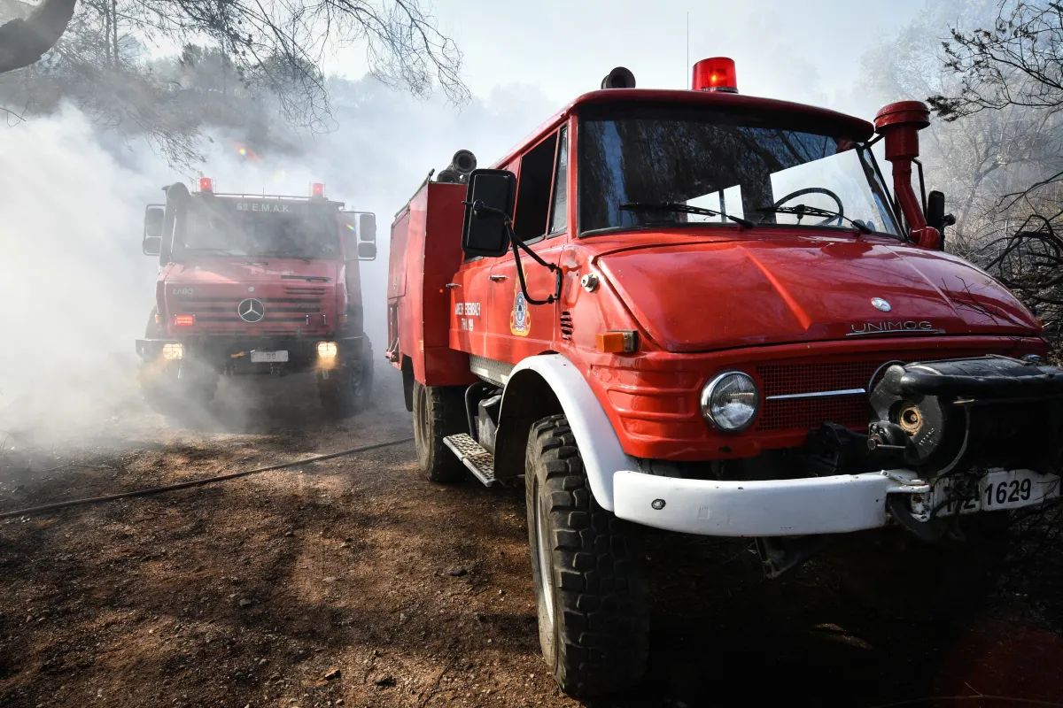Πυροσβέστες κατασβήνουν φωτιά σε πυρηνελαιουργείο στην Ιεράπετρα