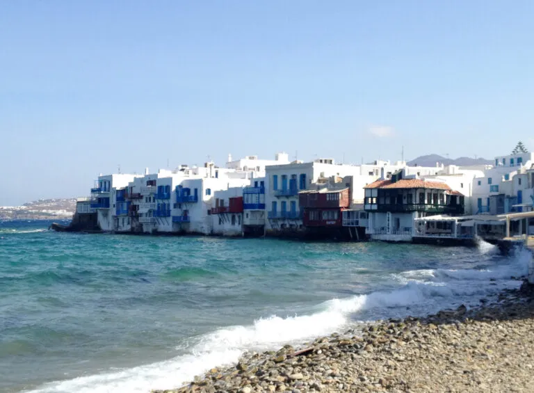 Έλεγχος ΑΑΔΕ σε τουριστική επιχείρηση στην παραλία