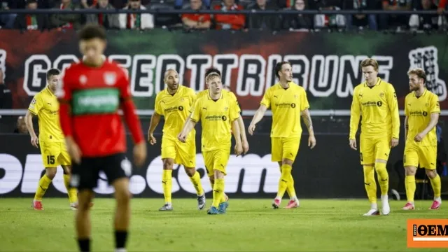 Παίκτες πανηγυρίζουν γκολ σε αγώνα πλέι οφ Champions League