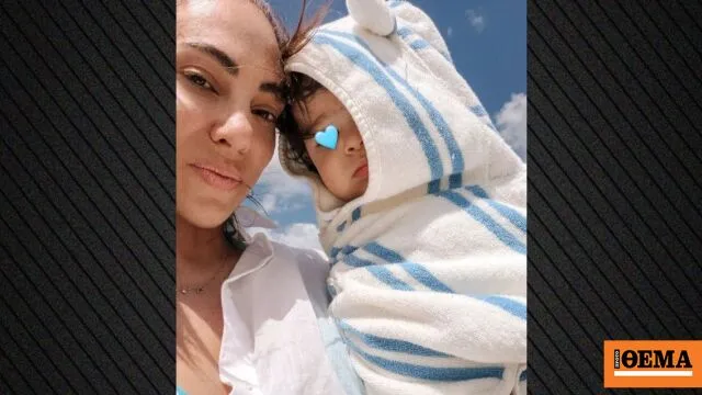 Ευρυδίκη Βαλαβάνη με τον γιο της στην παραλία