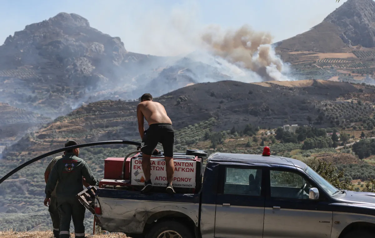 Πυρκαγιά και καπνός στην περιοχή Πρέβελης Ρεθύμνου