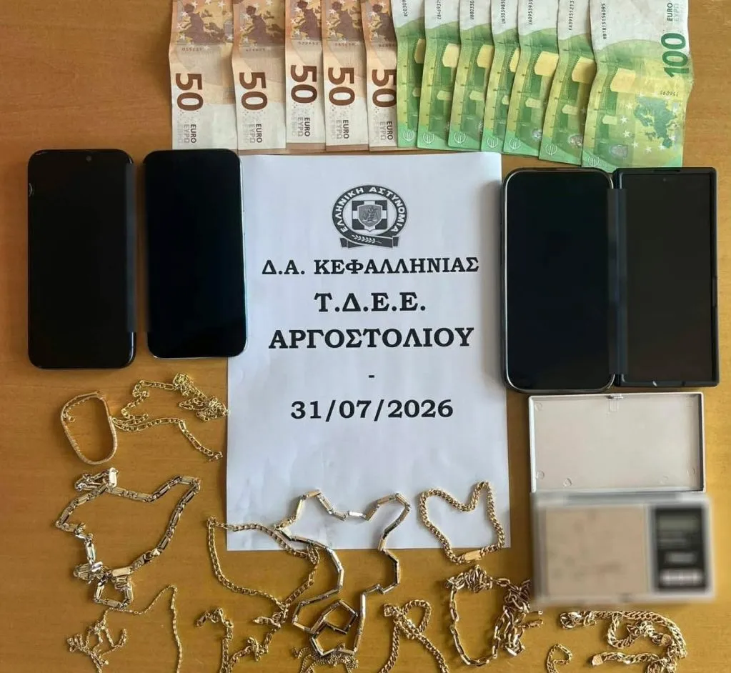 Αστυνομικοί εξετάζουν κατασχεμένα χρυσαφικά μετά τις κλοπές στην Κεφαλονιά