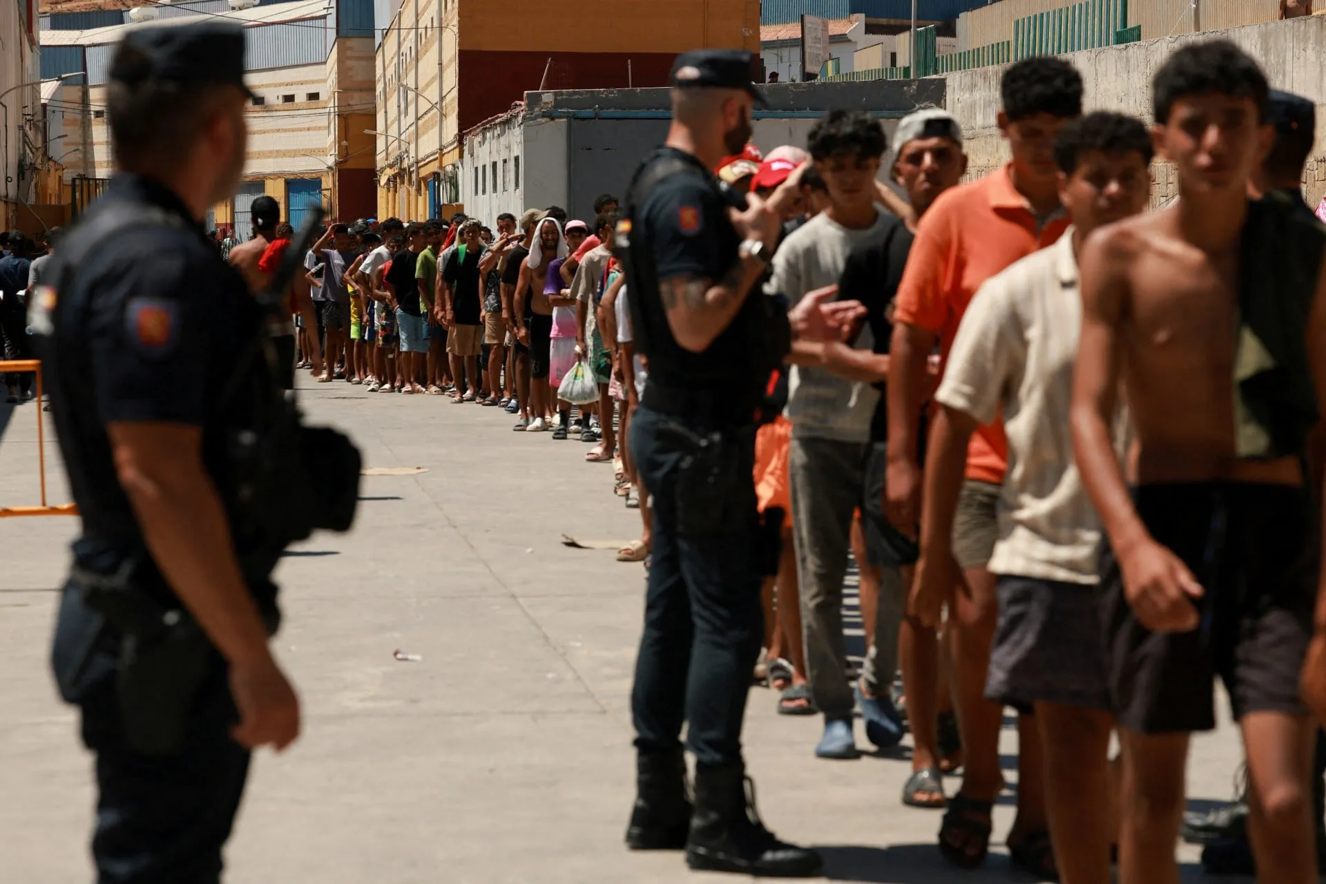 Μετανάστες και αστυνομία στα σύνορα της Θέουτα