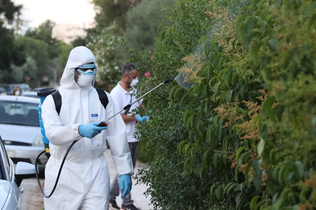 Ψεκασμός κατά κουνουπιών σε δρόμο της Βόρειας Μακεδονίας