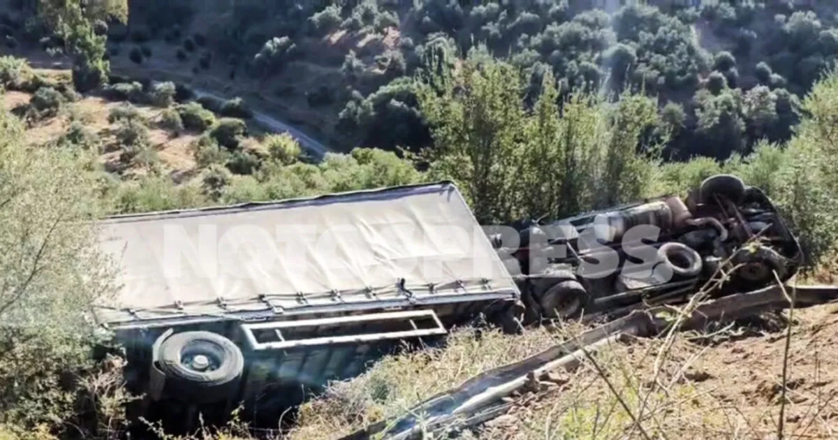 Φορτηγό σε γκρεμό μετά από τροχαίο δυστύχημα στη Λακωνία