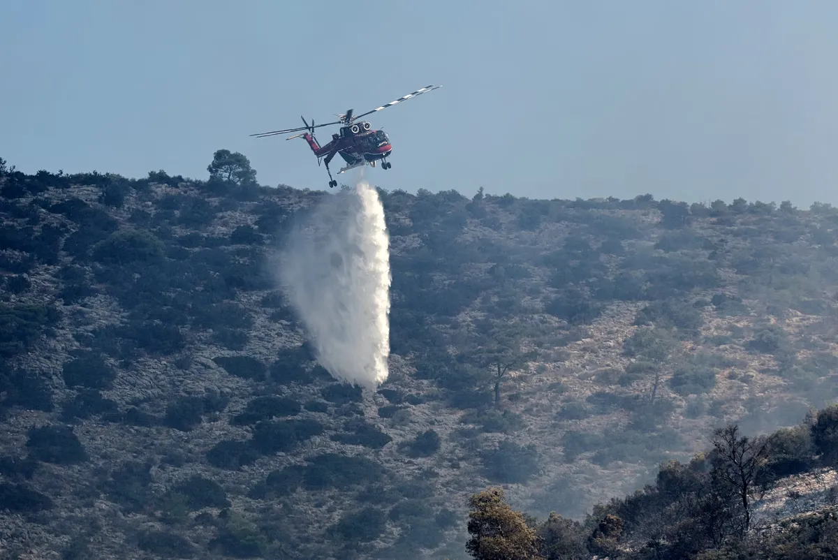Δασική πυρκαγιά και πυροσβεστικό αεροσκάφος το καλοκαίρι