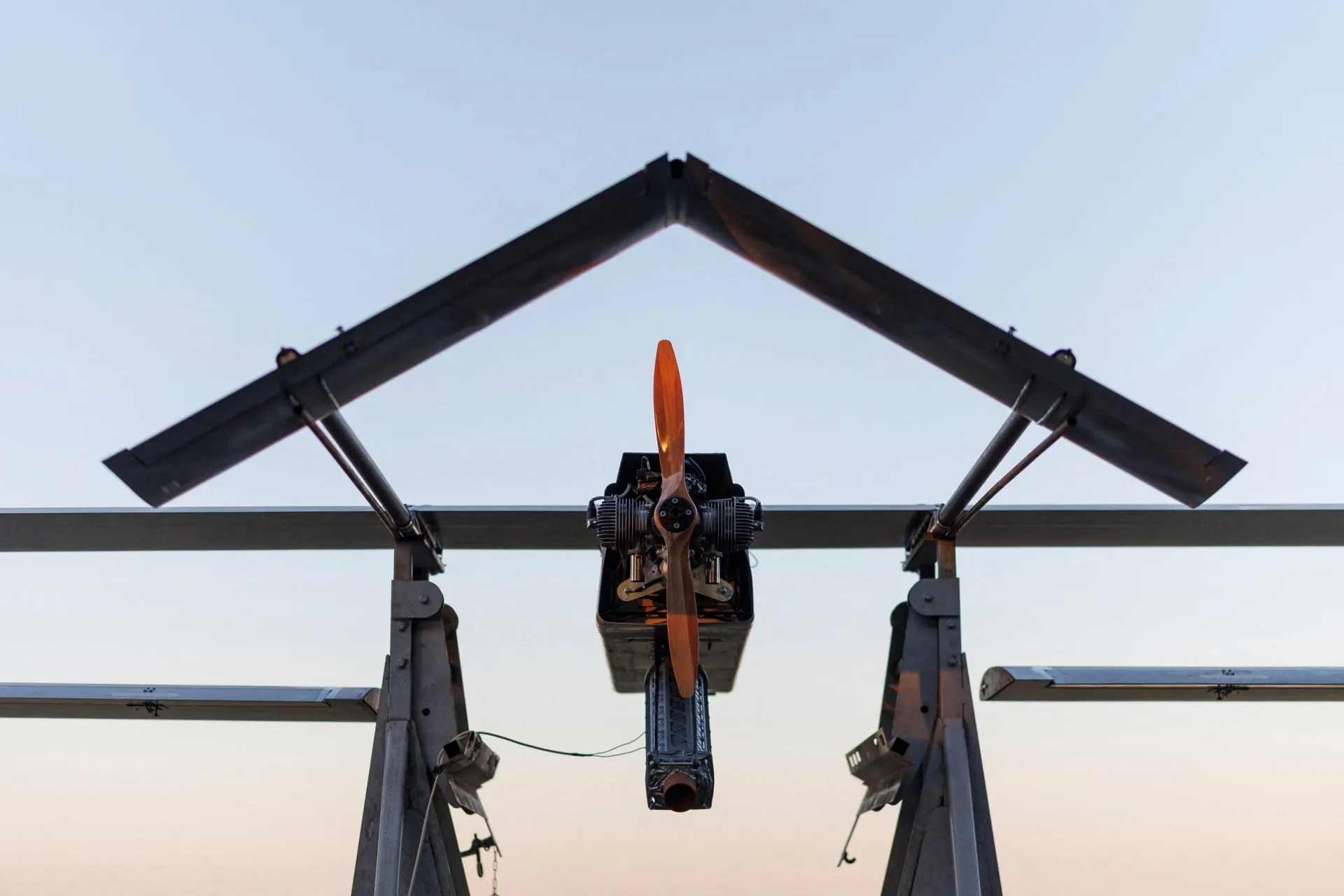 Αστυνομικοί έξω από εργοστάσιο drones στη Σλοβακία