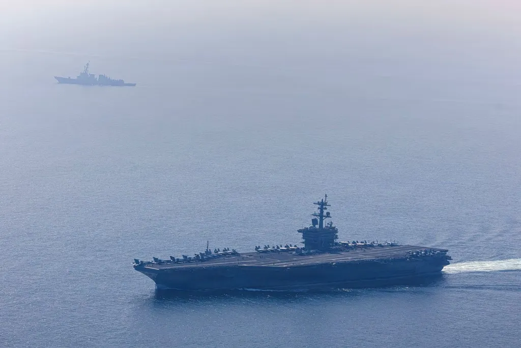 Το αεροπλανοφόρο USS Abraham Lincoln στη θάλασσα
