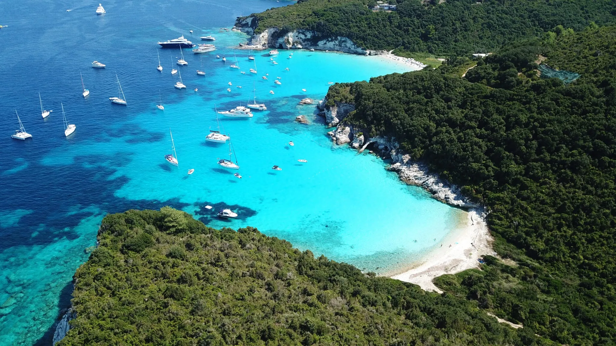 Τουριστικό σκάφος στη θάλασσα κοντά στους Αντίπαξους
