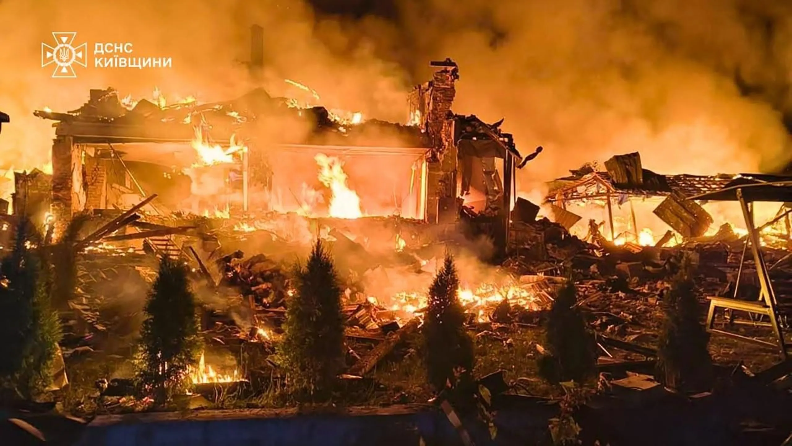 Εκρήξεις και πυρκαγιές στο Κίεβο μετά από ρωσική πυραυλική επίθεση