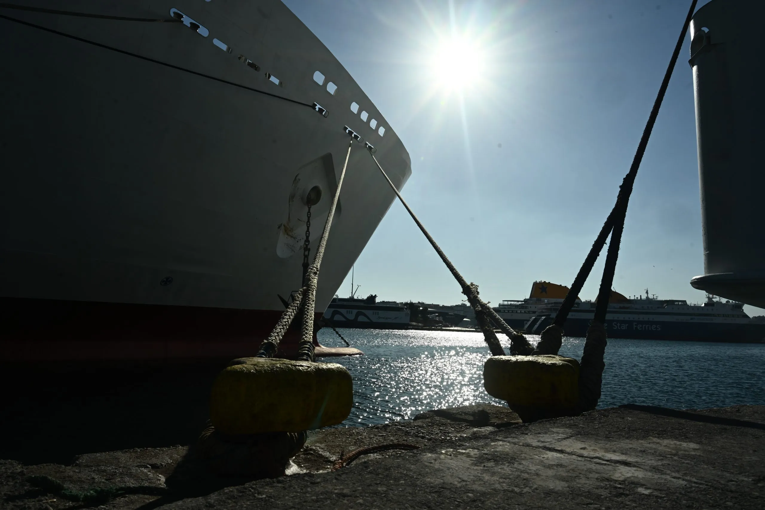 Επιβατηγό πλοίο ακτοπλοΐας σε ελληνικό λιμάνι