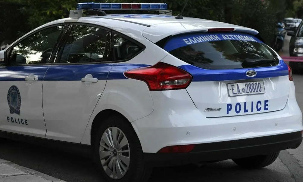 Αστυνομικοί συλλαμβάνουν ιδιοκτήτες καταστημάτων στη Σαντορίνη