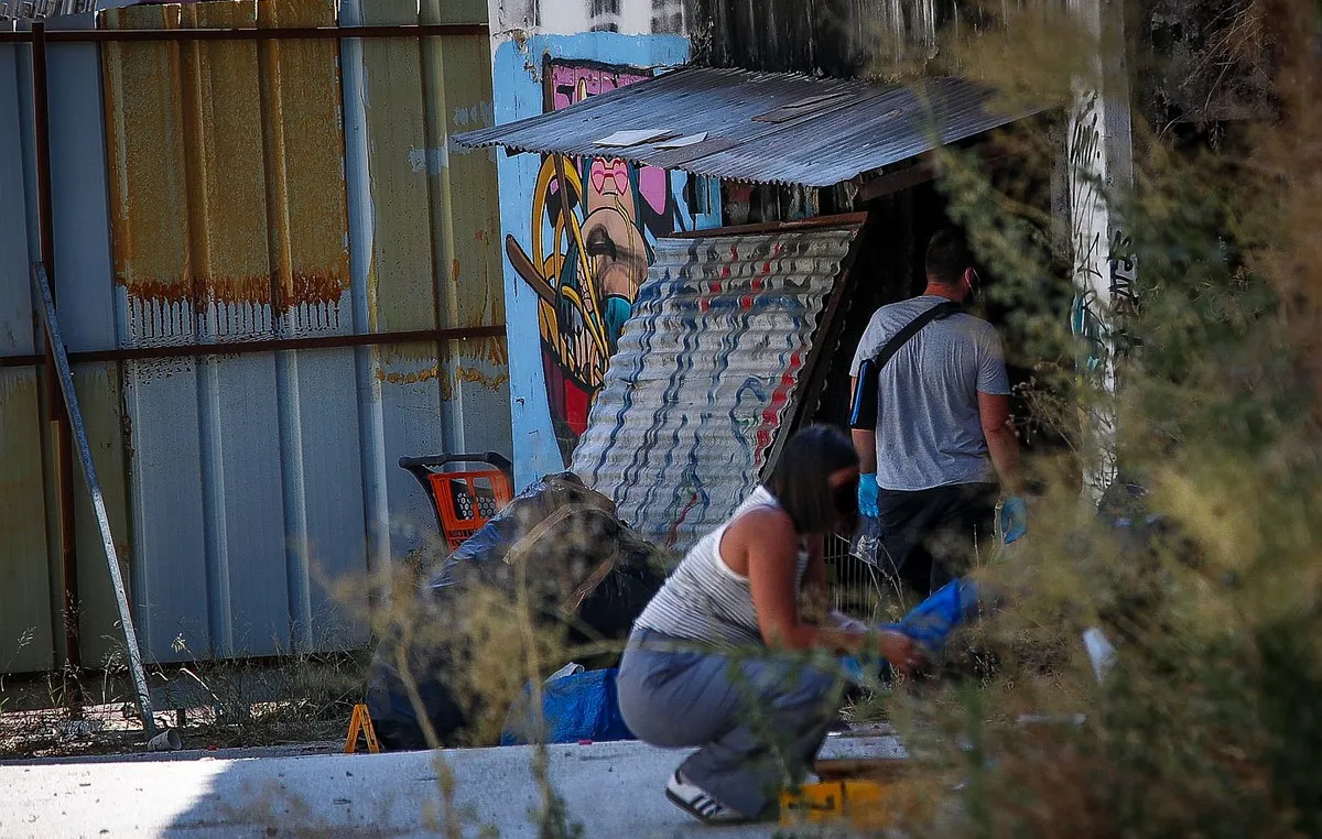 Αστυνομικοί έξω από κτίριο στην Κυψέλη μετά τη δολοφονία