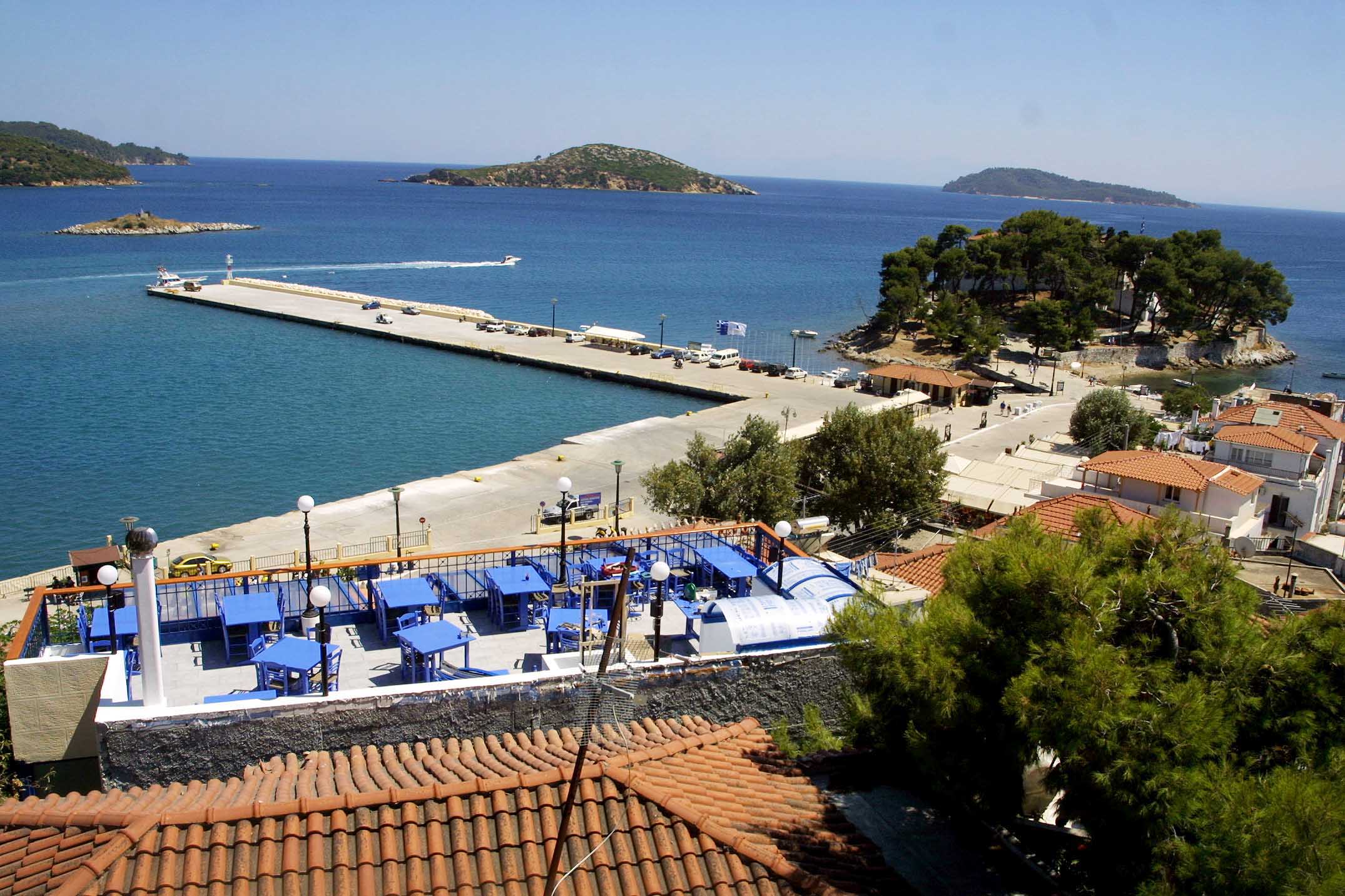 Το πλοίο Νήσος Αίγινα στο λιμάνι της Σκιάθου
