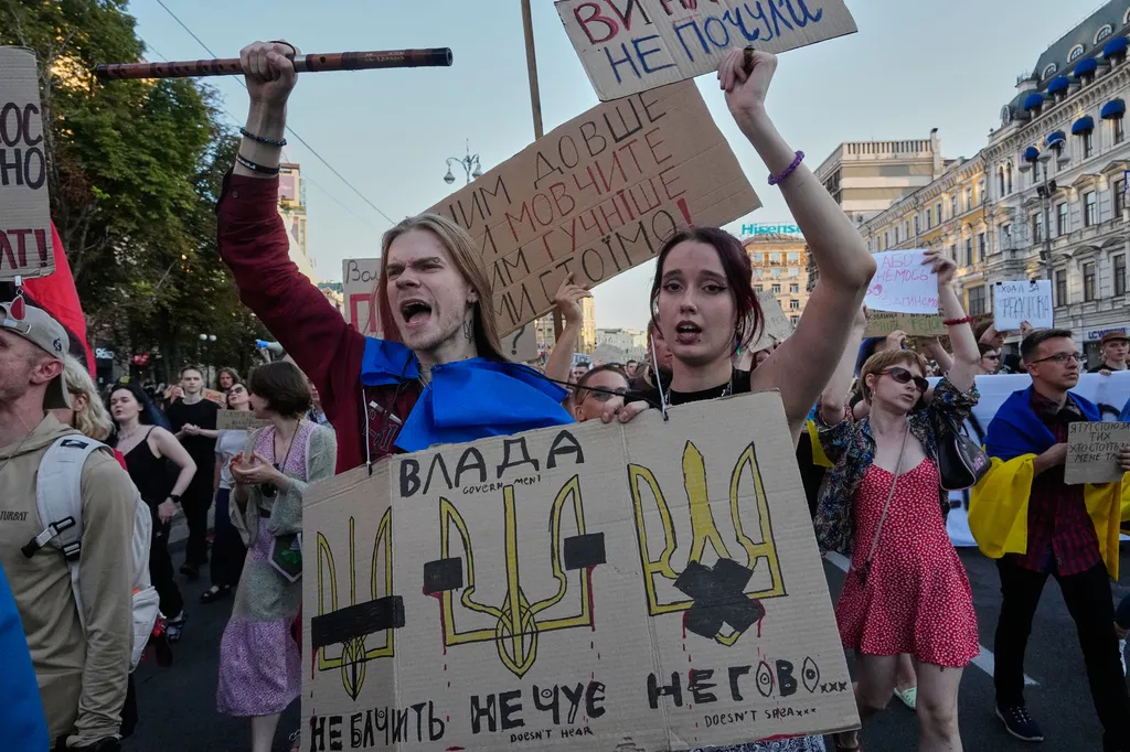 Διαδηλωτές στο Κίεβο ζητούν επιστροφή Φέντοροφ