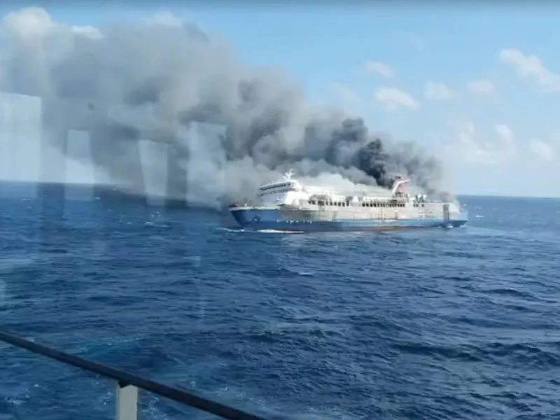 Φωτιά σε φέρι ανοιχτά της Ινδονησίας κοντά στη Μαδούρα