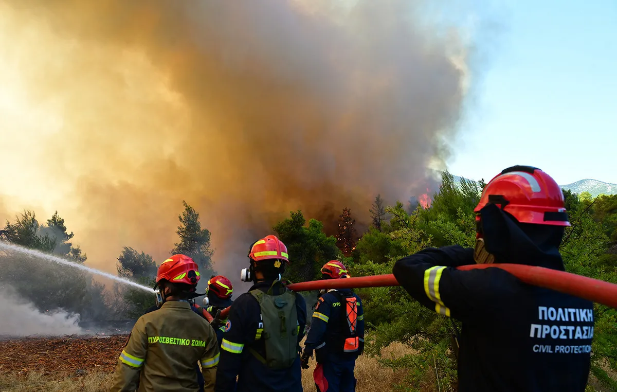 Πυροσβέστες επιχειρούν στη φωτιά της Δυτικής Αττικής