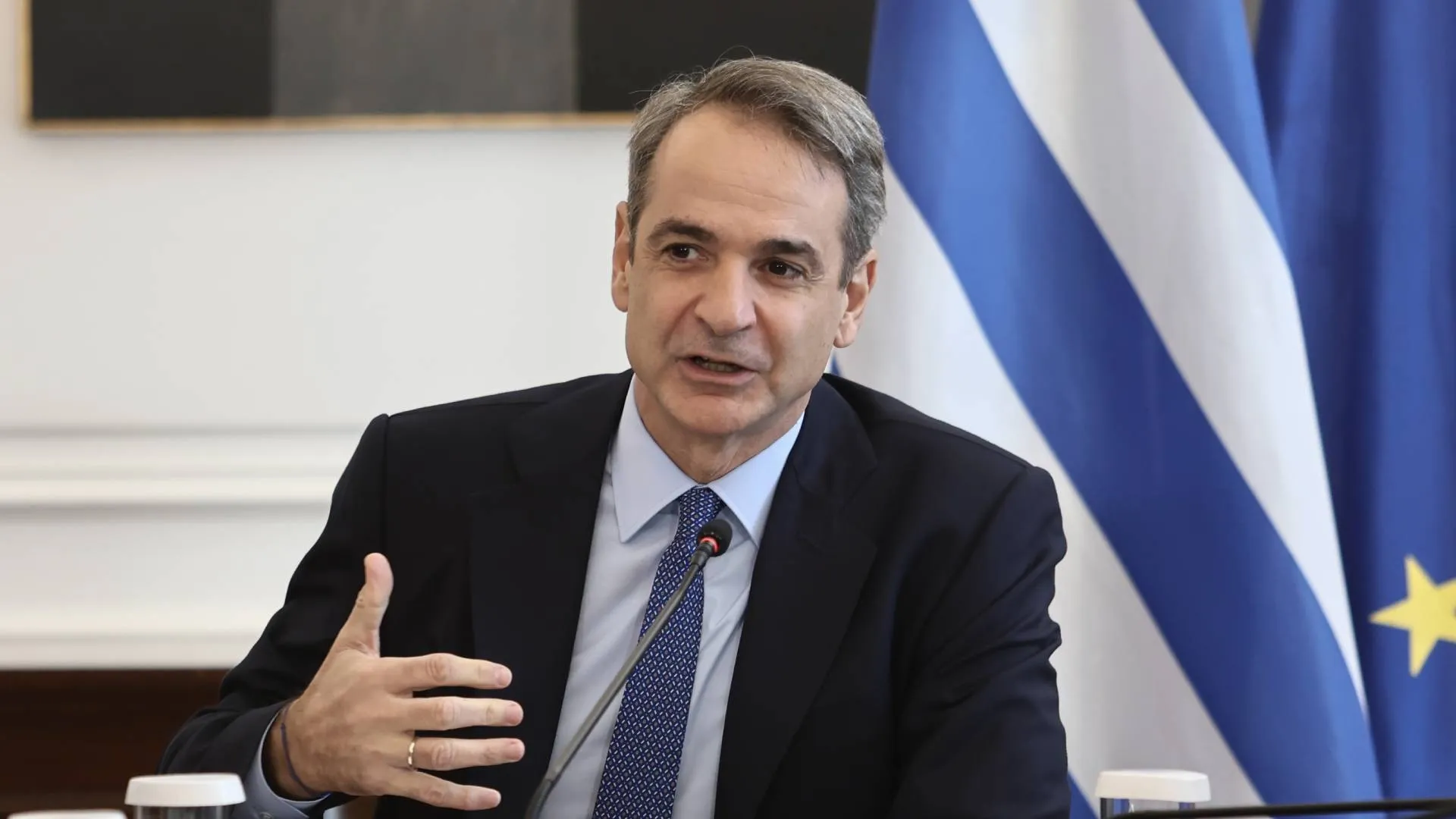 Ο Τεντόγλου πανηγυρίζει με την ελληνική σημαία στο Μπέρμιγχαμ