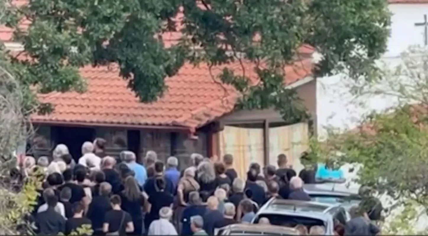 Κηδεία 18χρονης στον Ιερό Ναό Αγίου Αθανασίου Σφηκιά