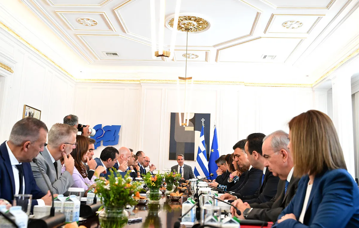 Υπουργικό Συμβούλιο στο Μέγαρο Μαξίμου με τον Μητσοτάκη