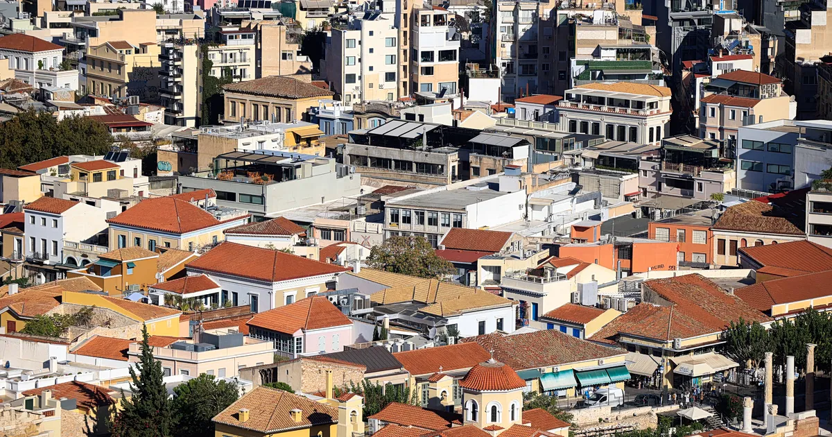Χαρτιά και υπολογιστής για ρύθμιση οφειλών