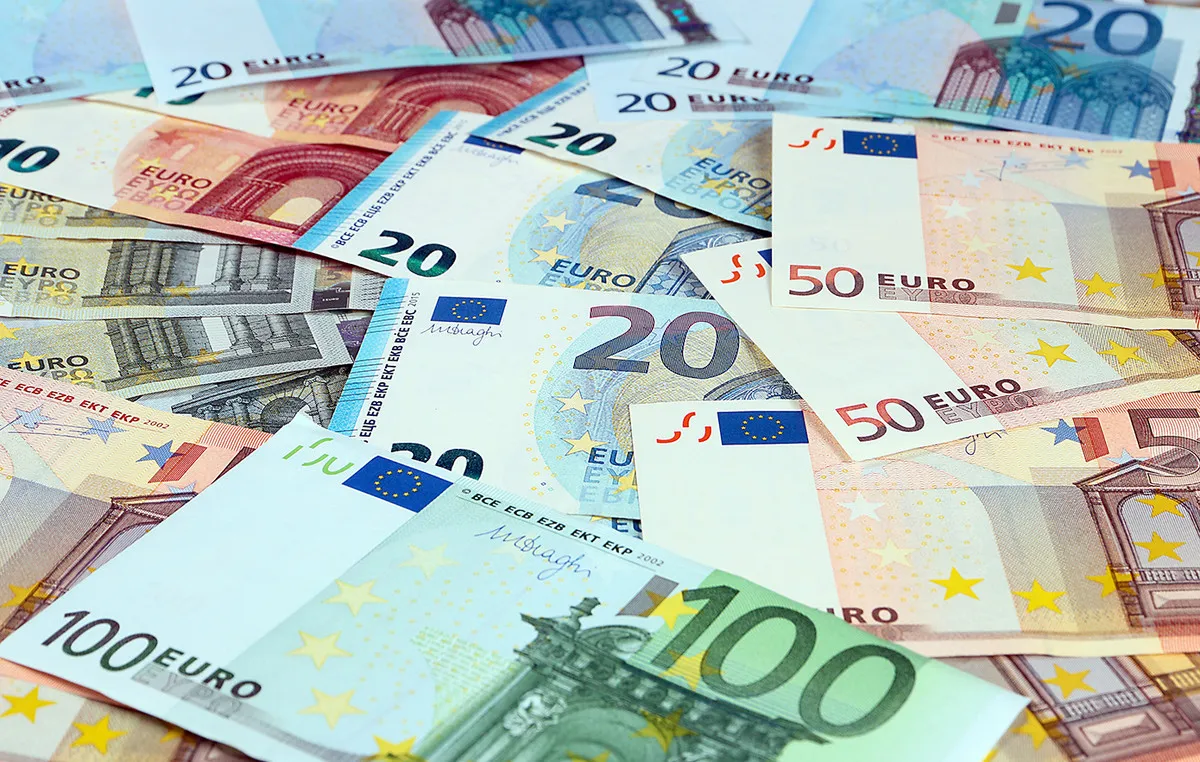 Χαρτονομίσματα ευρώ και έγγραφα οικονομικών στοιχείων Δημοσίου