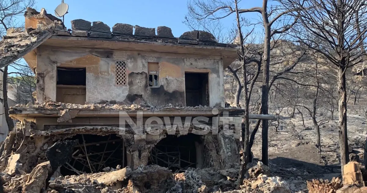 Καμένη έκταση και σπίτια στα Περιστέρια Σαλαμίνας