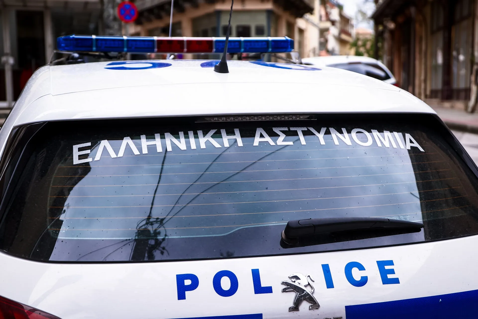 Αστυνομικό όχημα σε επεισόδιο με μαχαίρι στην Κόρινθο