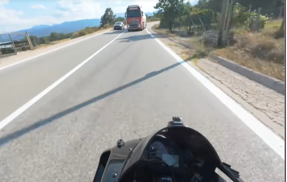 Βυτιοφόρο κάνει επικίνδυνη προσπέραση σε στροφή δρόμου