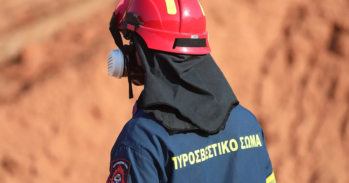 Πυροσβέστες κατασβήνουν πυρκαγιά σε οικόπεδο στον Ταύρο