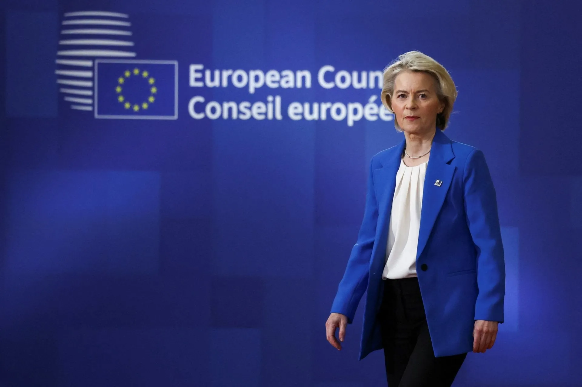 Πυροσβεστικά ελικόπτερα επιχειρούν σε πυρκαγιά στην Ψάθα