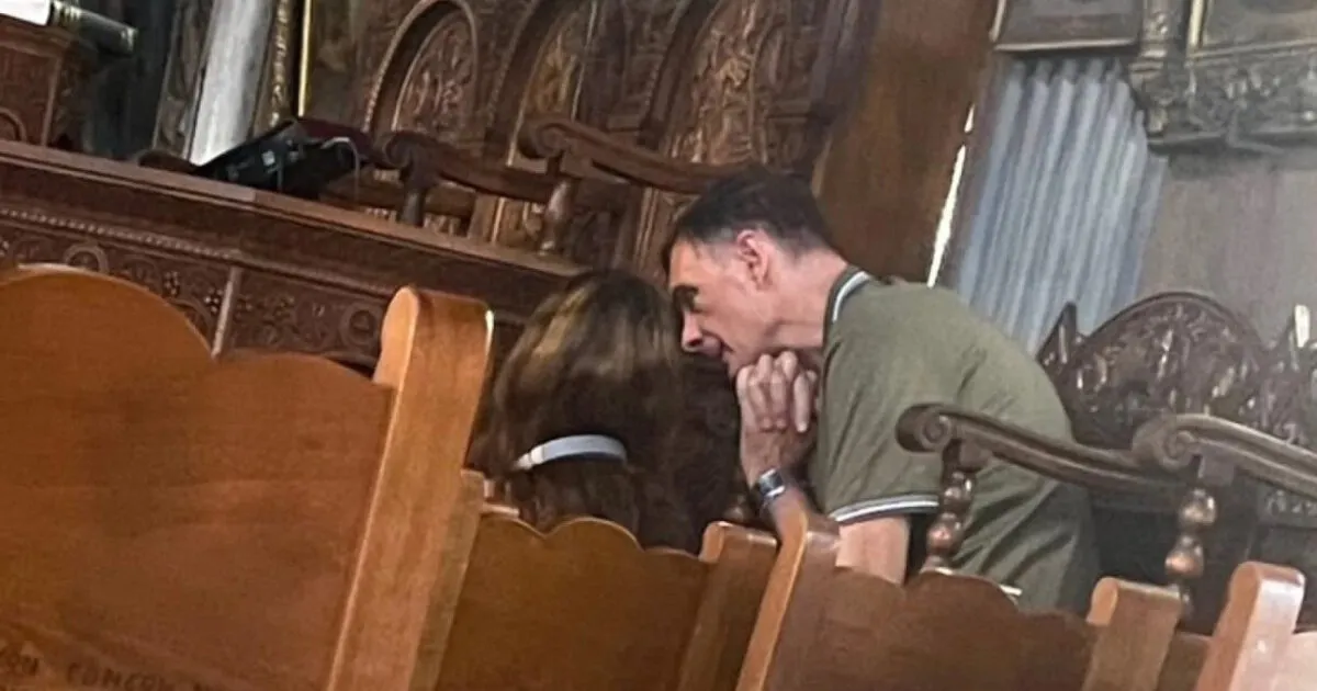 Ο Γιώργος Μπαρτζώκας προσεύχεται στην Παναγία της Τήνου