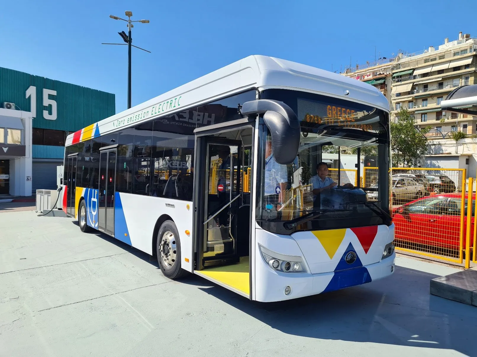 Λεωφορείο ΟΑΣΘ στη νέα γραμμή Καλαμαριάς κοντά στο Μετρό