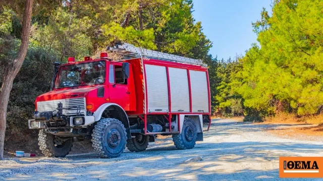 Πυροσβεστικό αεροσκάφος ρίχνει νερό σε δασική πυρκαγιά στη Ζάκυνθο