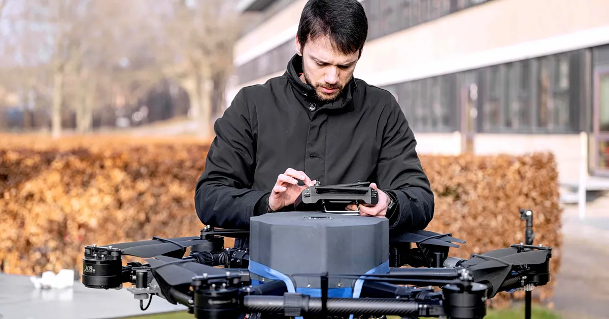 Drone διάσωσης ναυαγών πάνω από τη θάλασσα