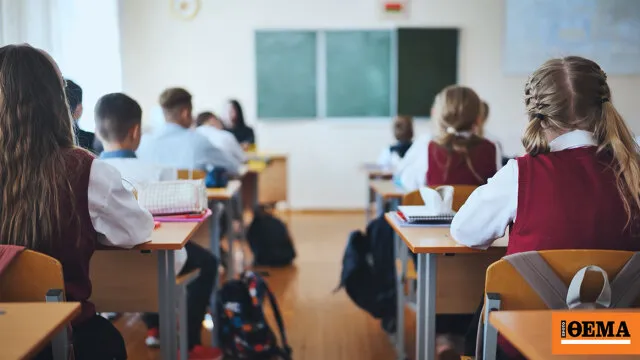 Πρωινή κίνηση αυτοκινήτων σε δρόμο πόλης κοντά σε σχολείο