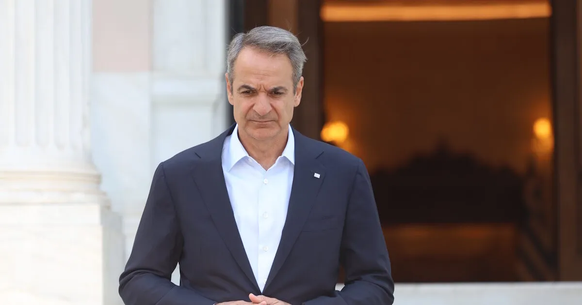 Πυροσβέστες μάχονται με τις φλόγες σε δασική πυρκαγιά