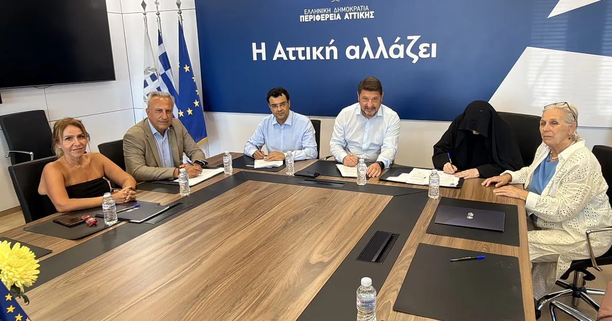 Ελικόπτερο προσγειώνεται σε νησιωτικό ελικοδρόμιο στην Ελλάδα