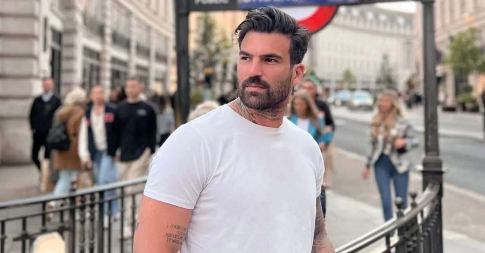 Δημήτρης Αλεξάνδρου δείχνει τραυματισμένο χέρι μετά από επίθεση σκύλου