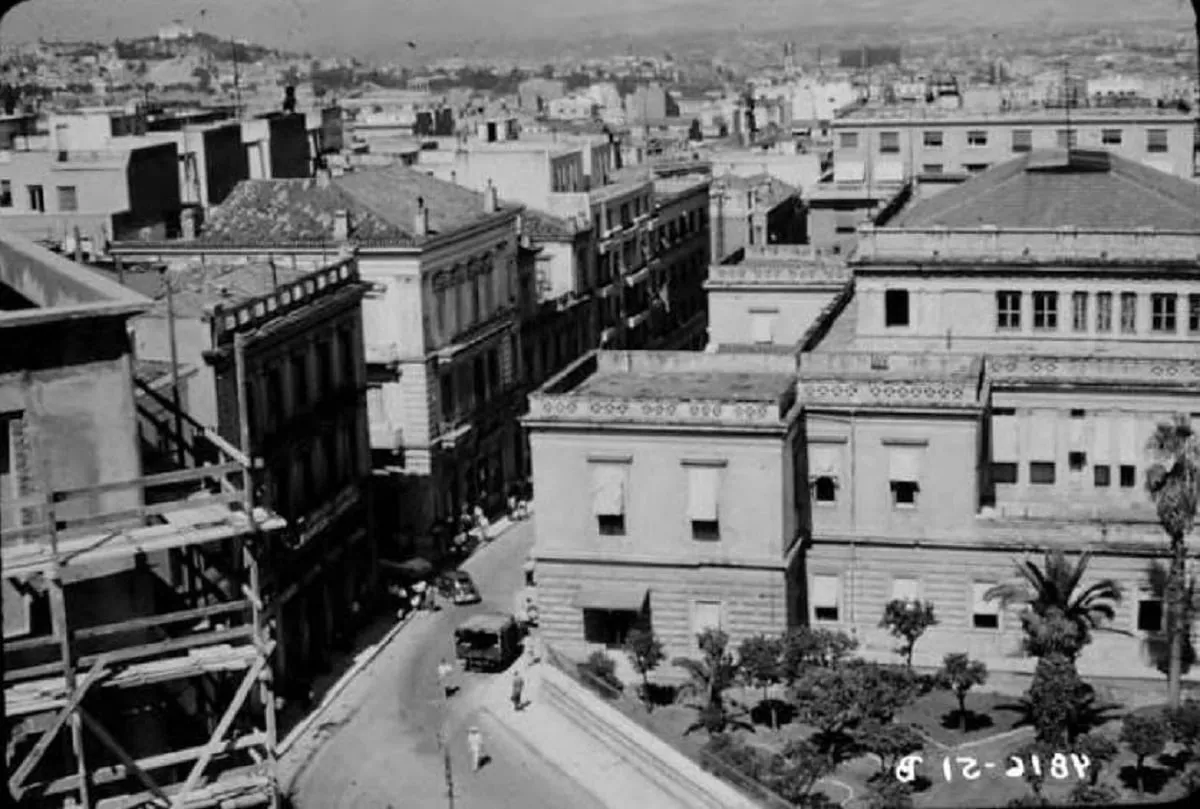 Υπάλληλος γραφείου ΔΥΠΑ εν ώρα εργασίας